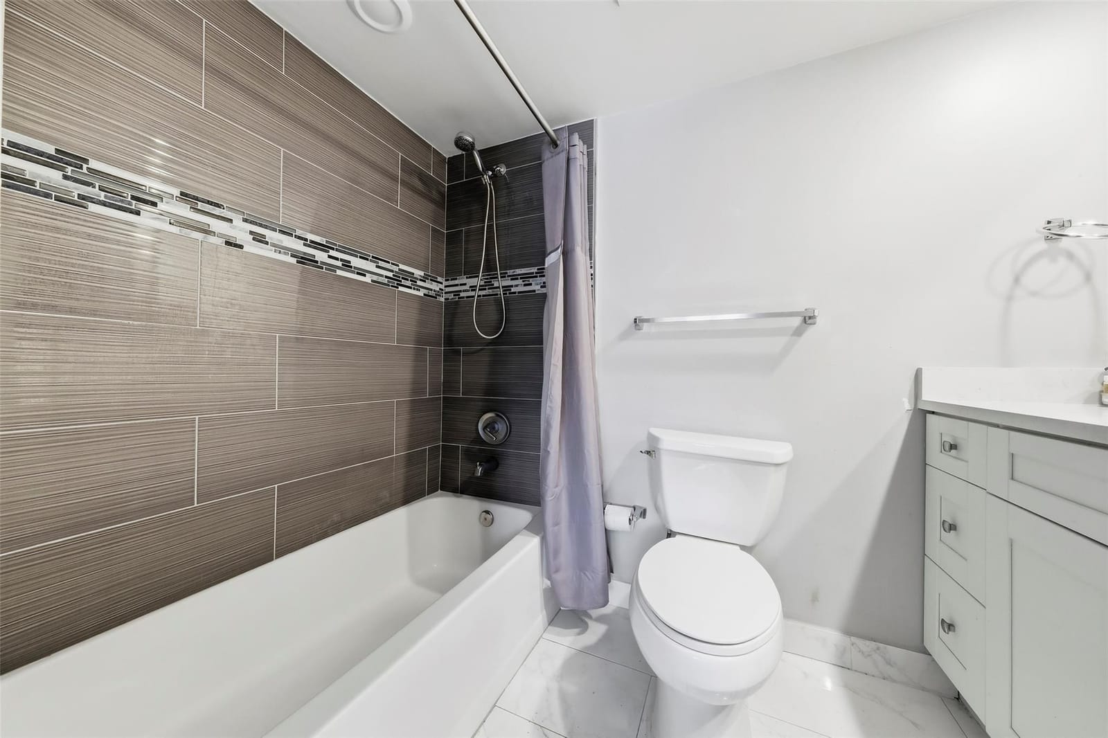 1450 N Riverside Drive 201 — photo 9