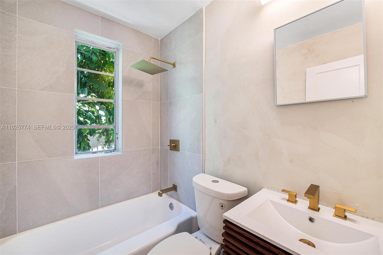 1611 Euclid Avenue 8 — photo 2