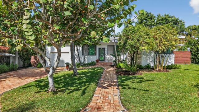 215 N Seacrest Circle, Delray Beach, FL 33444