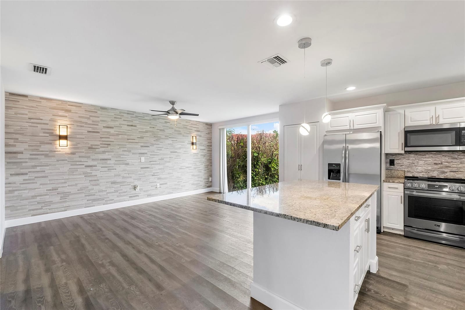 11571 NW 4th Manor — photo 9