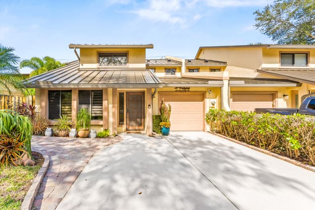 1075 Raintree Lane, sold in Town Oaks, Palm Beach Gardens, FL