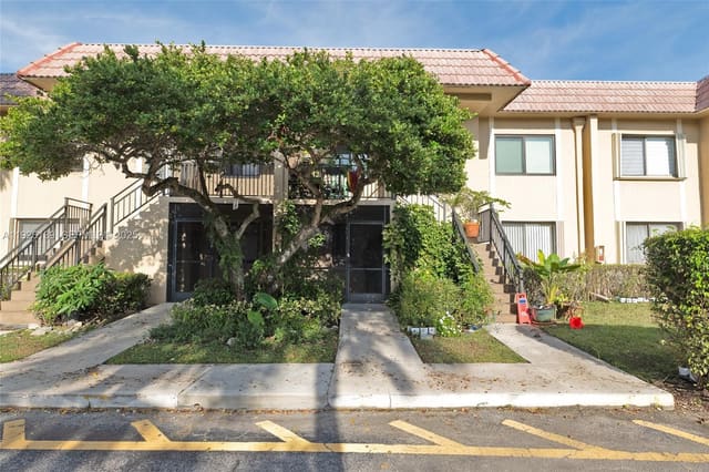 302 Lakeview Drive 105, sold in Racquet Club Apts At Bona, Weston, FL