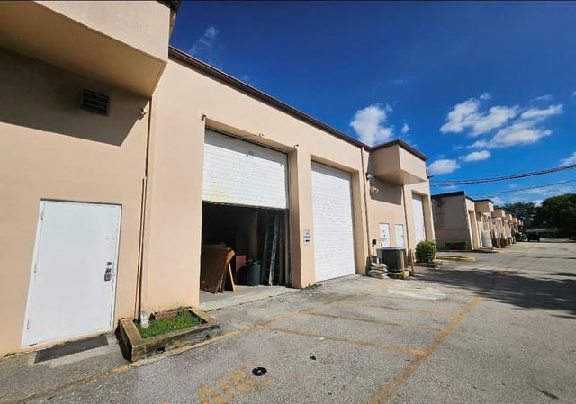 2041 SW 70th Avenue, Davie, FL 33317