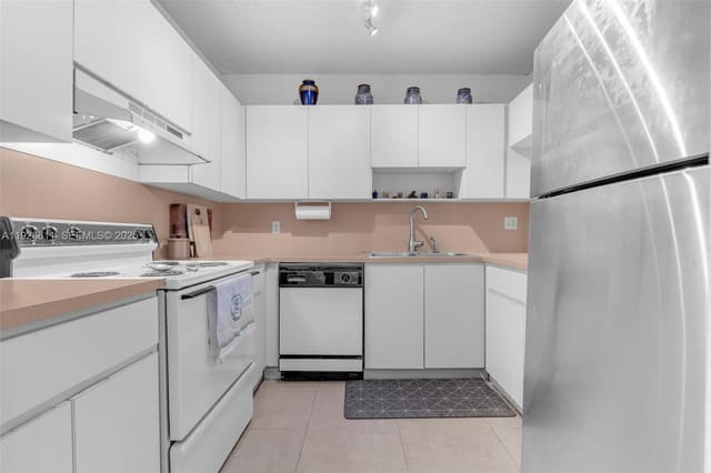 1900 W 68th Street F302, sold in Los Arboles Condo, Hialeah, FL