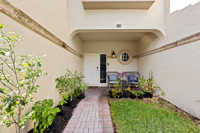 6822 Via Regina, sold in Plum At Boca Pointe Condos One Thru 15 Filed In Or, Boca Raton, FL