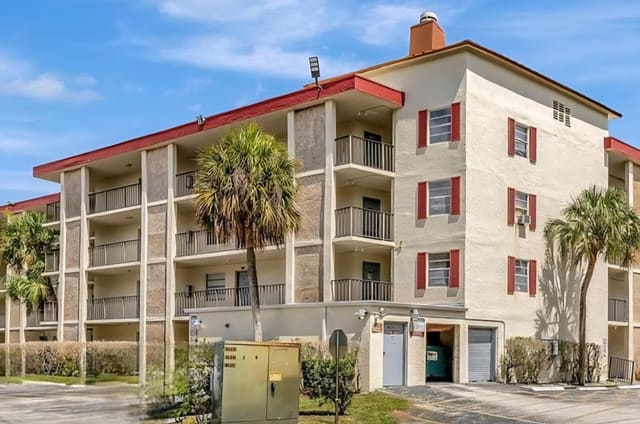 3070 NW 48th Terrace 212, Lauderdale Lakes, FL 33313