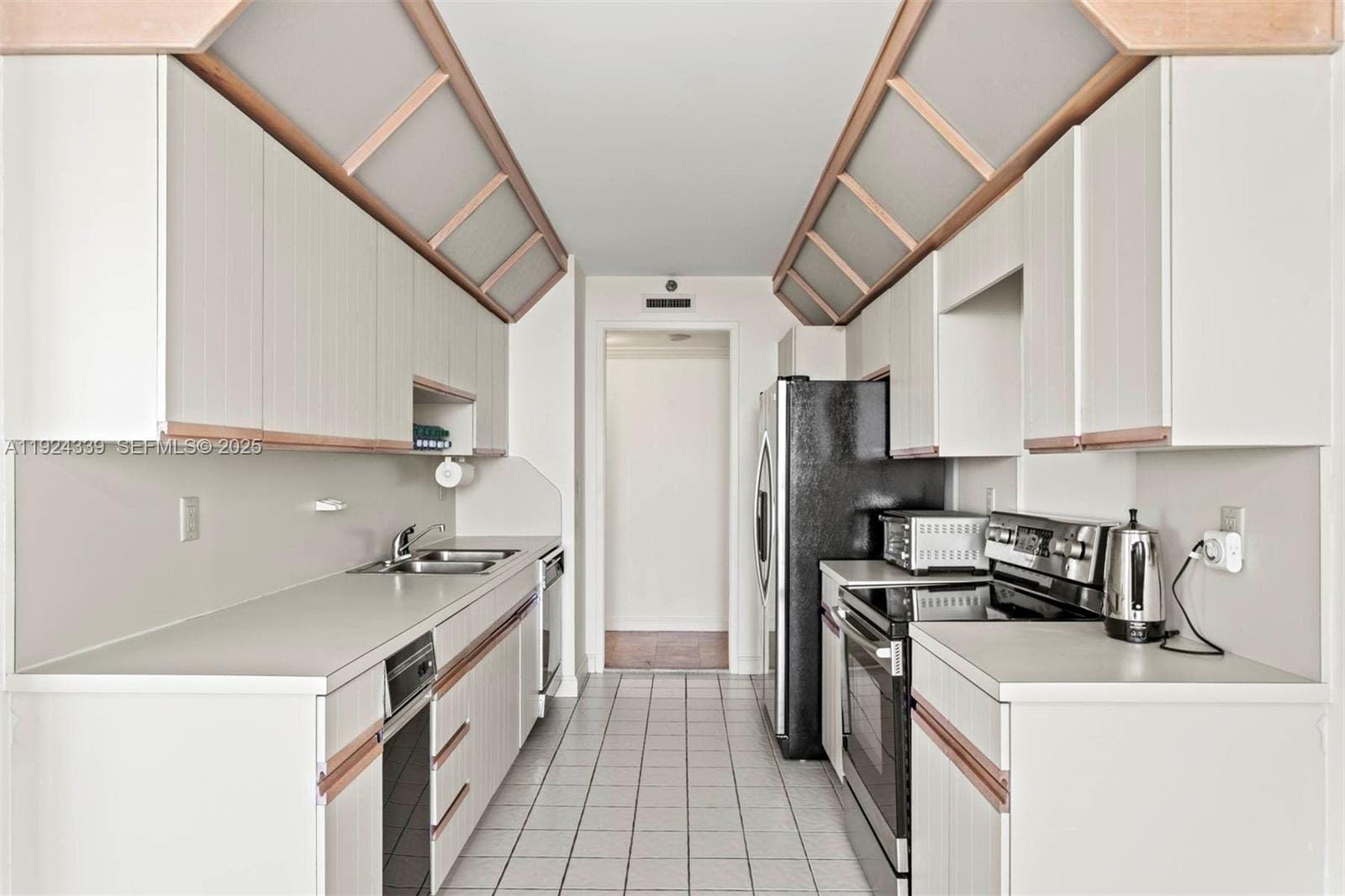 19500 Turnberry Way 26-C — photo 9