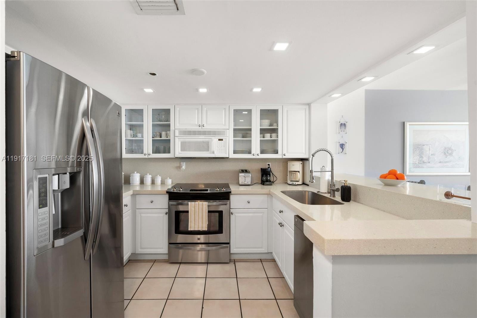 2555 Collins Avenue 805 — photo 9
