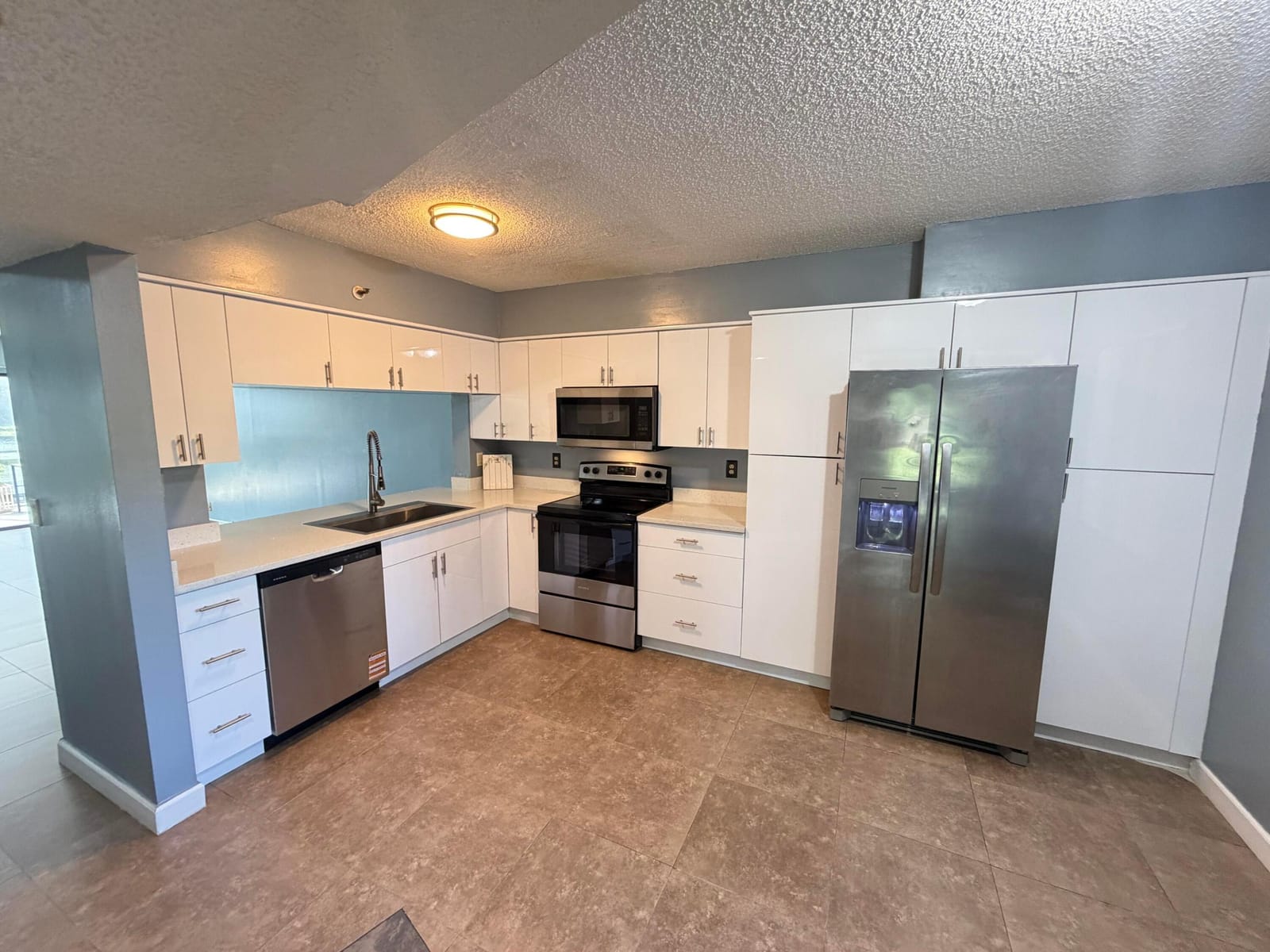 2202 S Cypress Bend Drive 101 — photo 3