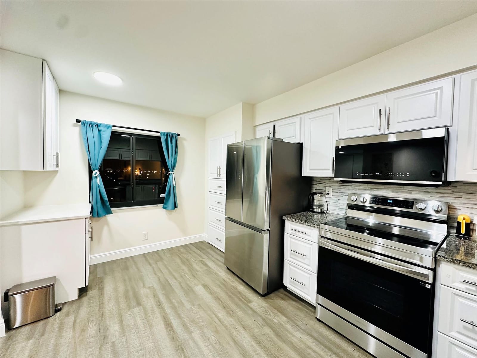 2200 S Cypress Bend Drive 802 — photo 7