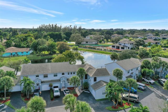 4852 Grapevine Way, Davie, FL 33331