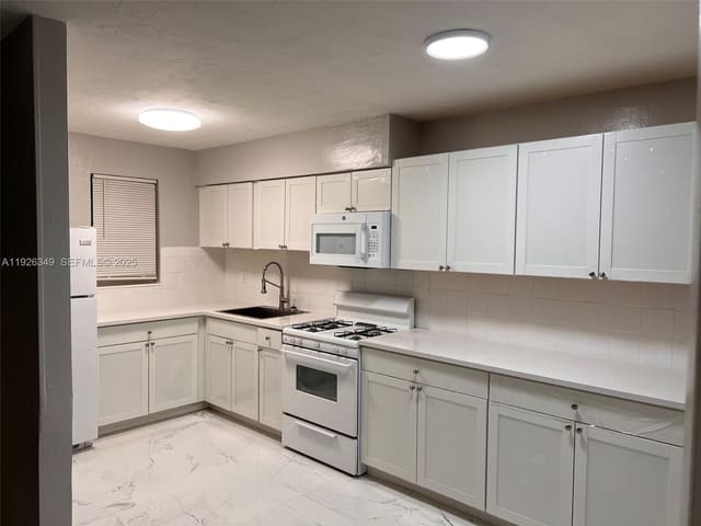 4300 SW 67th Avenue 21, sold in Gables Edge Condo, Miami, FL