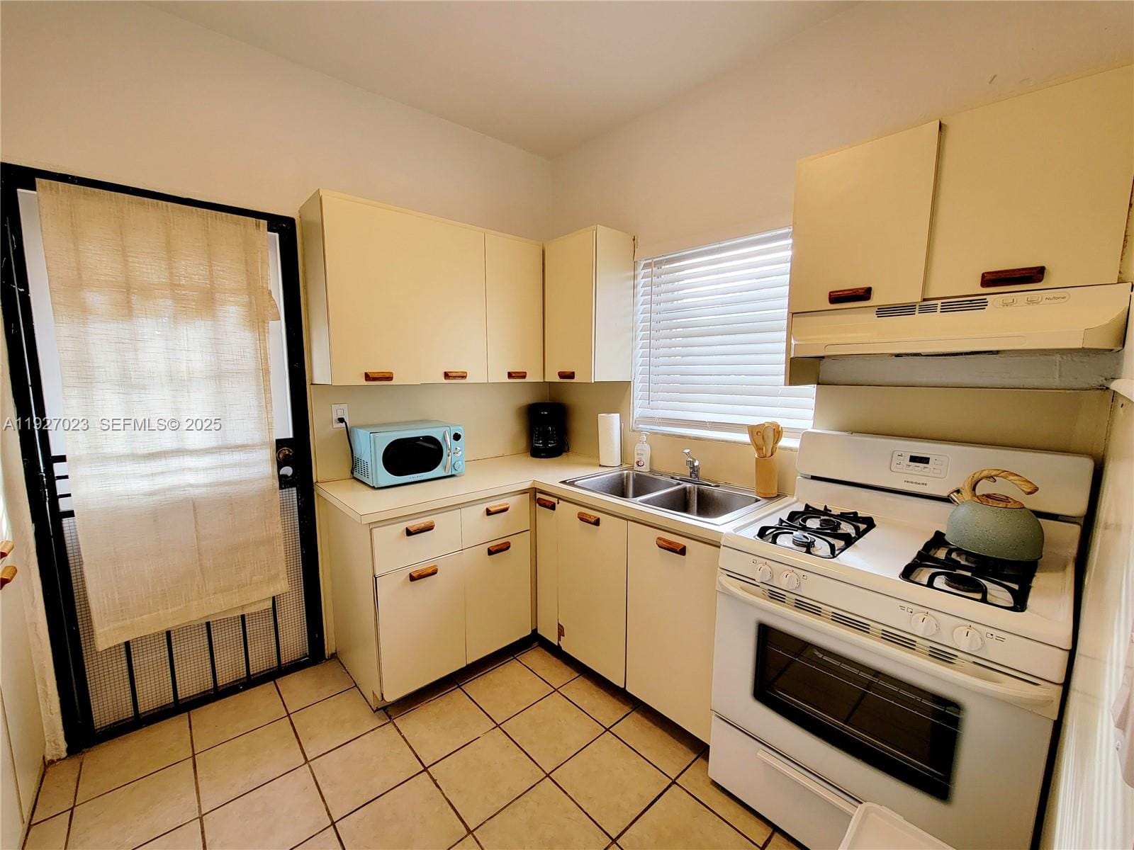 1872 SW 9th Street — photo 5