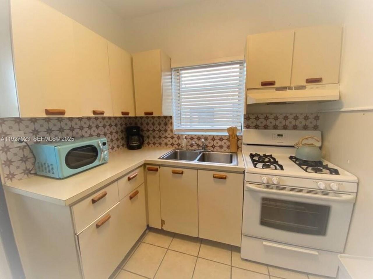 1872 SW 9th Street — photo 9