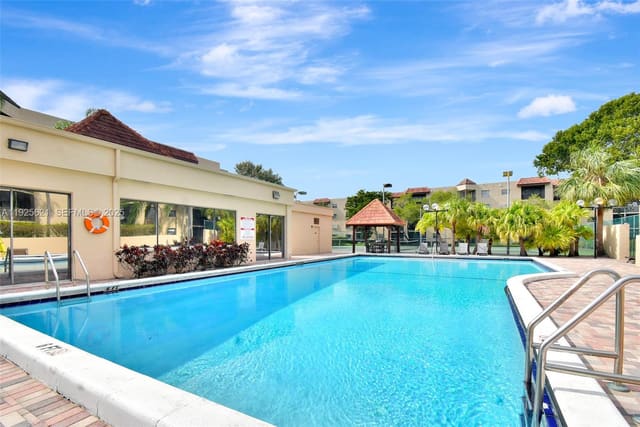 10501 W Broward Boulevard 304, sold in Plantation Racquet Club, Plantation, FL