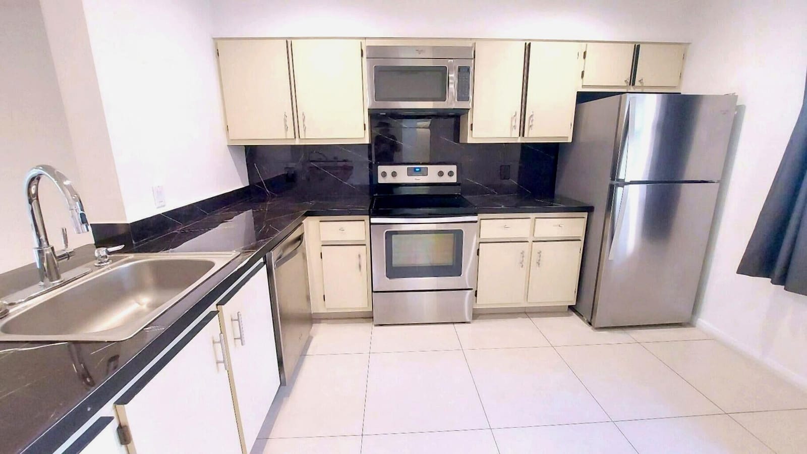 1203 Lakeview Drive E 1203 — photo 4