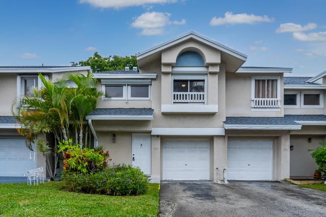 2105 W Discovery Circle, sold in Discovery Pointe, Deerfield Beach, FL