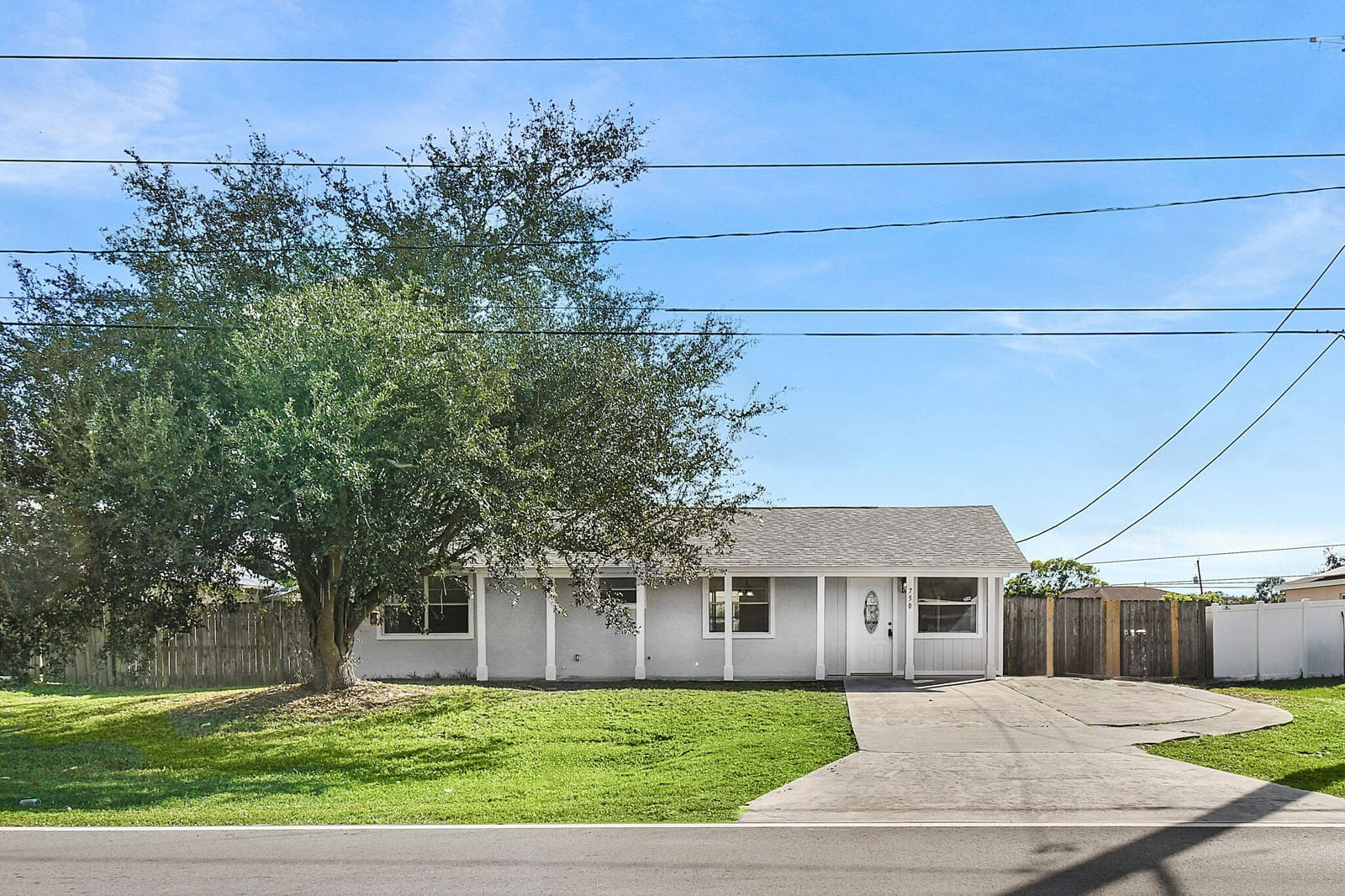 750 SW Lakehurst Drive — photo 1