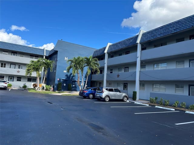 7807 Golf Circle Drive 205, Margate, FL 33063