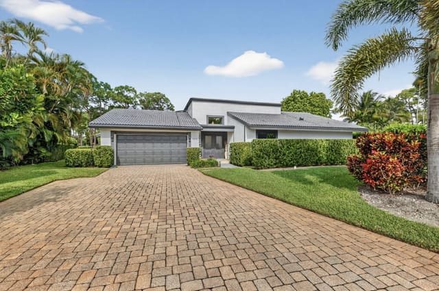 5212 Foxpointe Circle SE, sold in Seagate Golf At The Hamlet, Delray Beach, FL