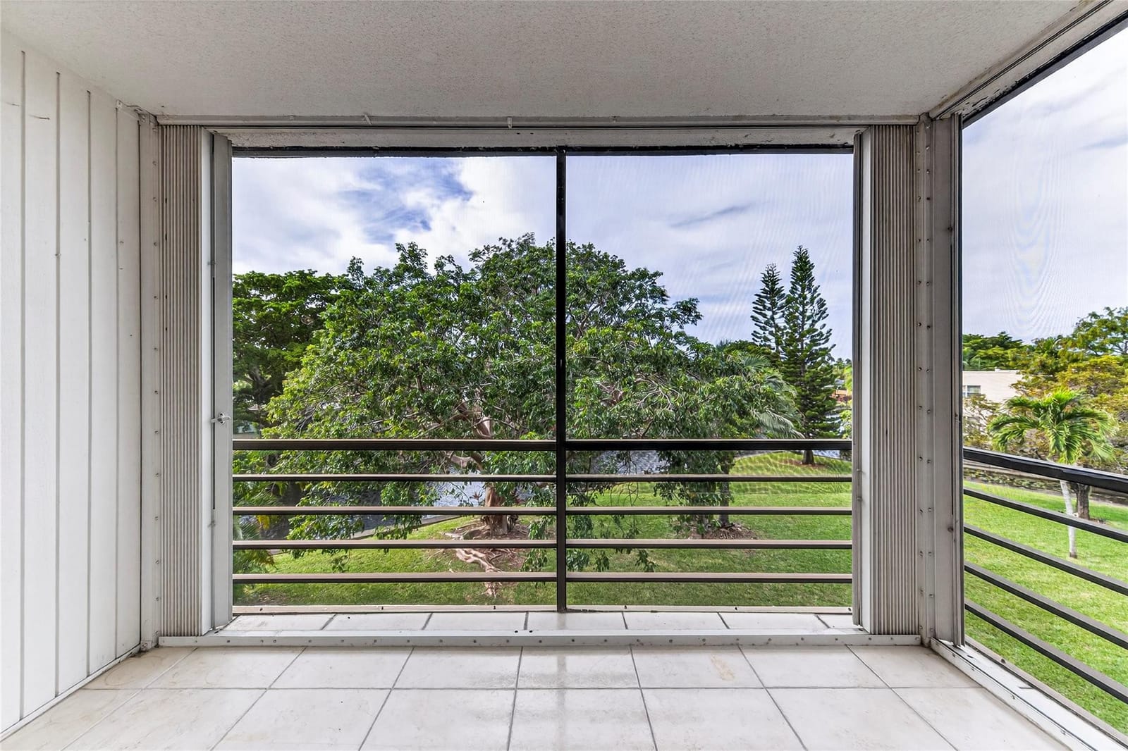 112 Royal Park Drive 3d, Oakland Park, FL 33309