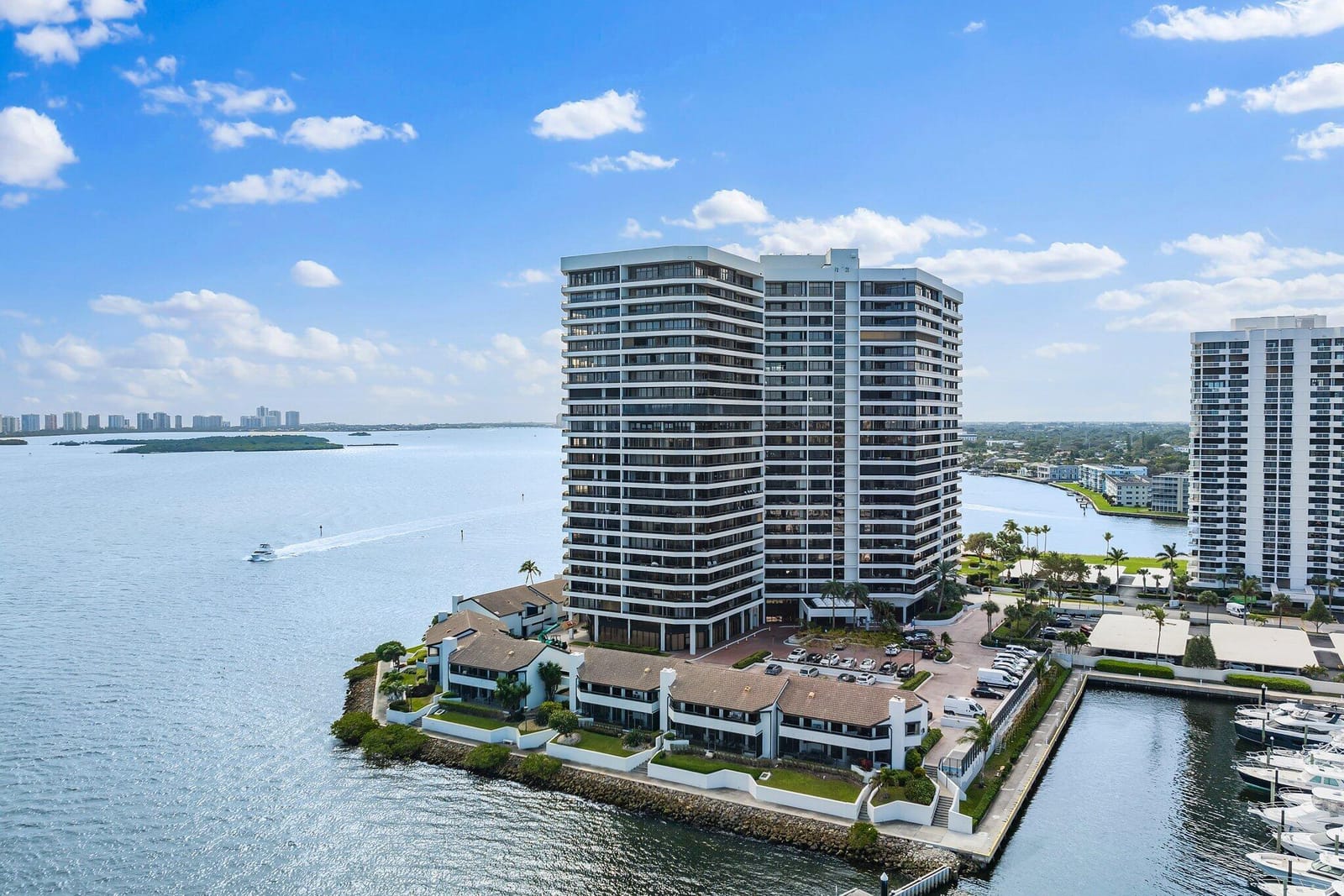 100 Lakeshore Drive 457 — photo 3
