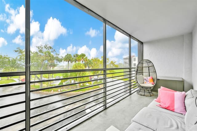 3900 N Hills Drive 303, sold in Emerald Hills C C Apts Co, Hollywood, FL