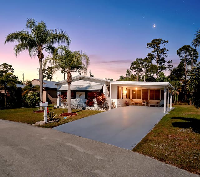 35 Flores Del Norte, Fort Pierce, FL 34951
