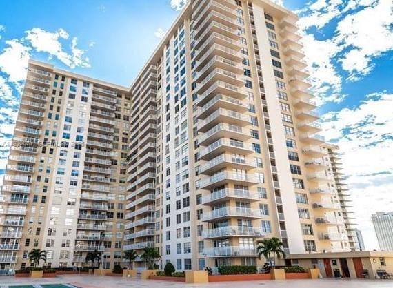 231 174th Street LO5, sold in Winston Towers 400, Sunny Isles Beach, FL