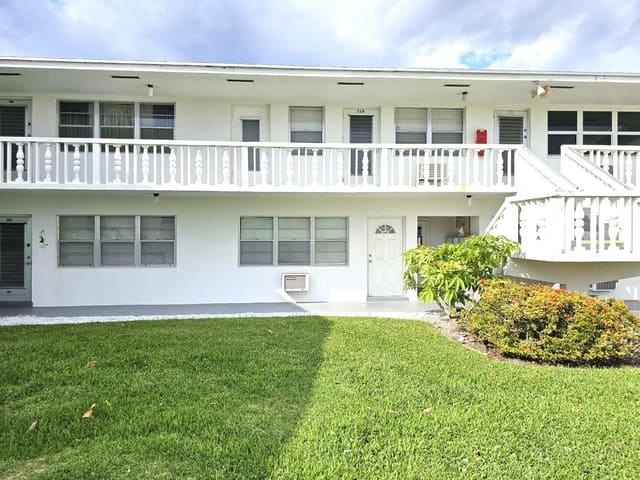 102 Easthampton E, West Palm Beach, FL 33417