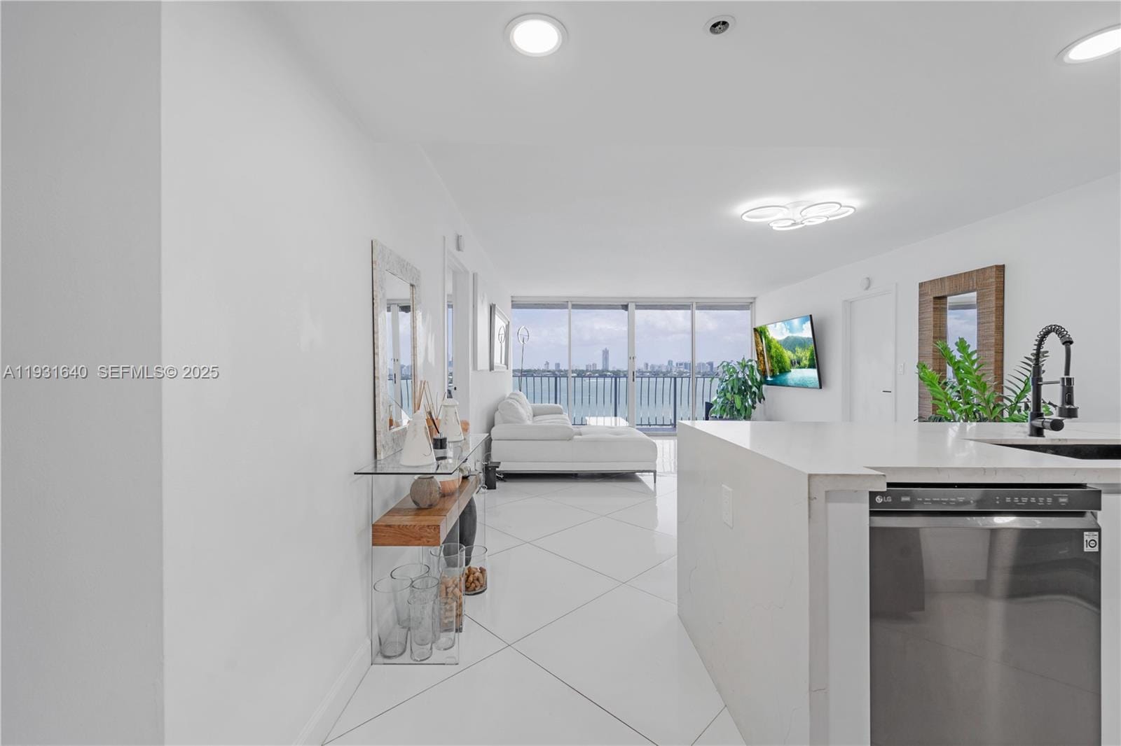 7601 E Treasure Drive 819 — photo 2