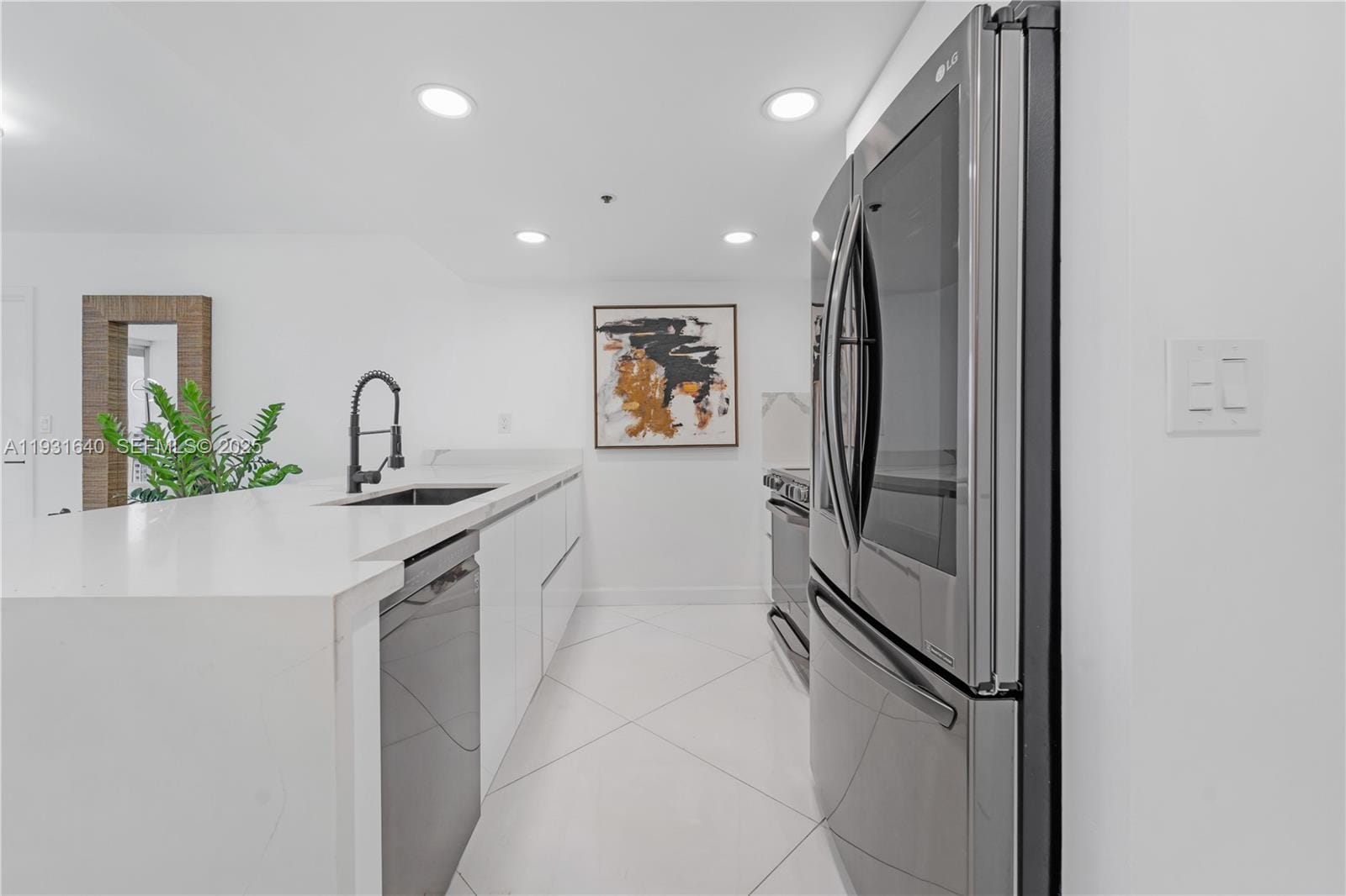 7601 E Treasure Drive 819 — photo 3