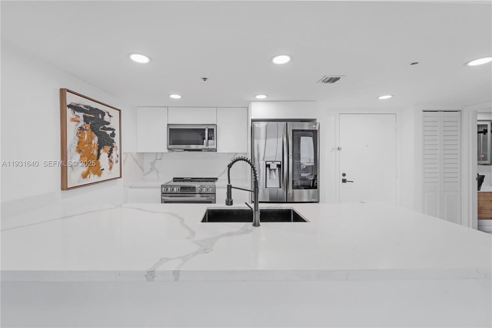 7601 E Treasure Drive 819 — photo 4