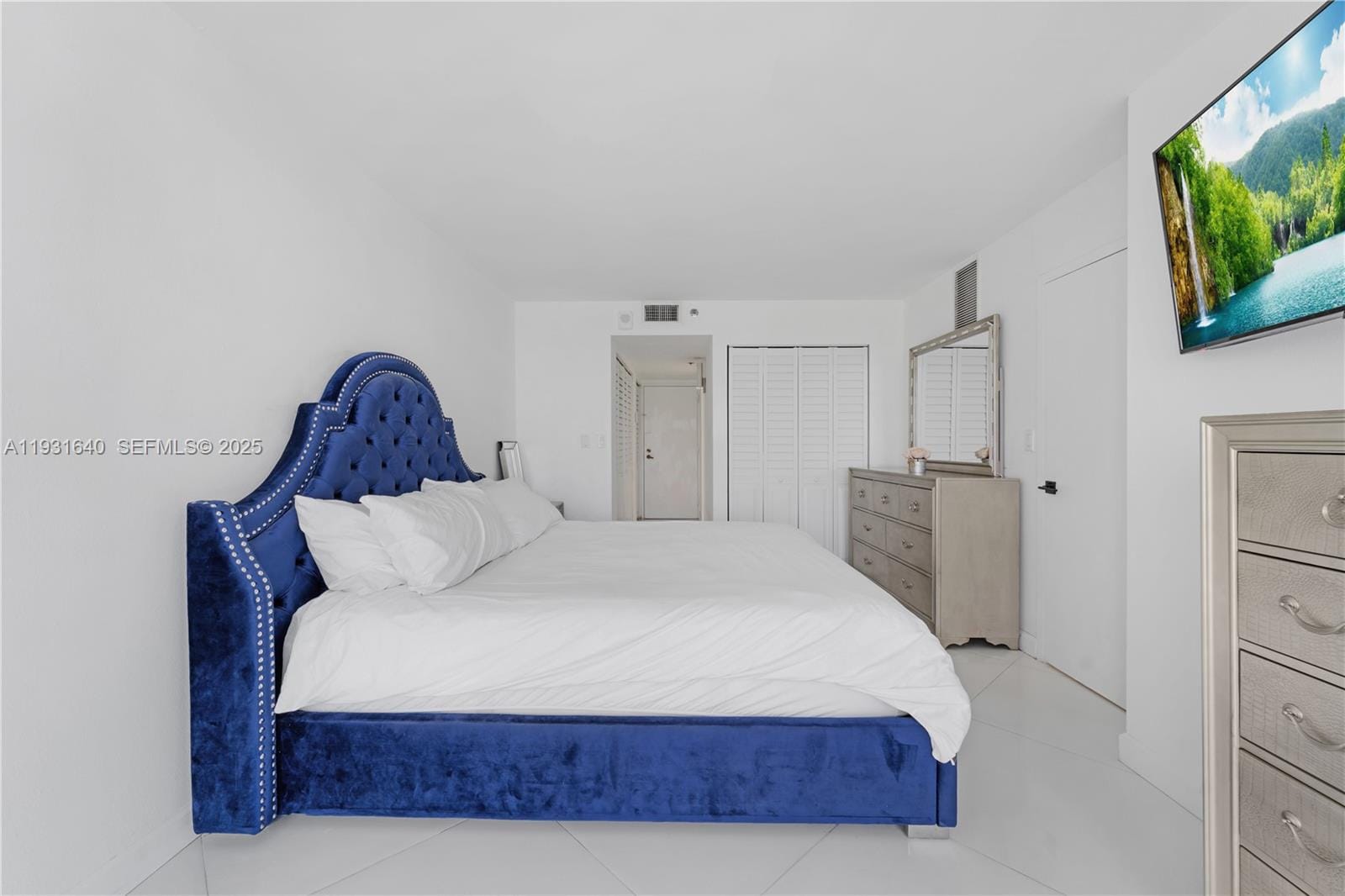 7601 E Treasure Drive 819 — photo 9