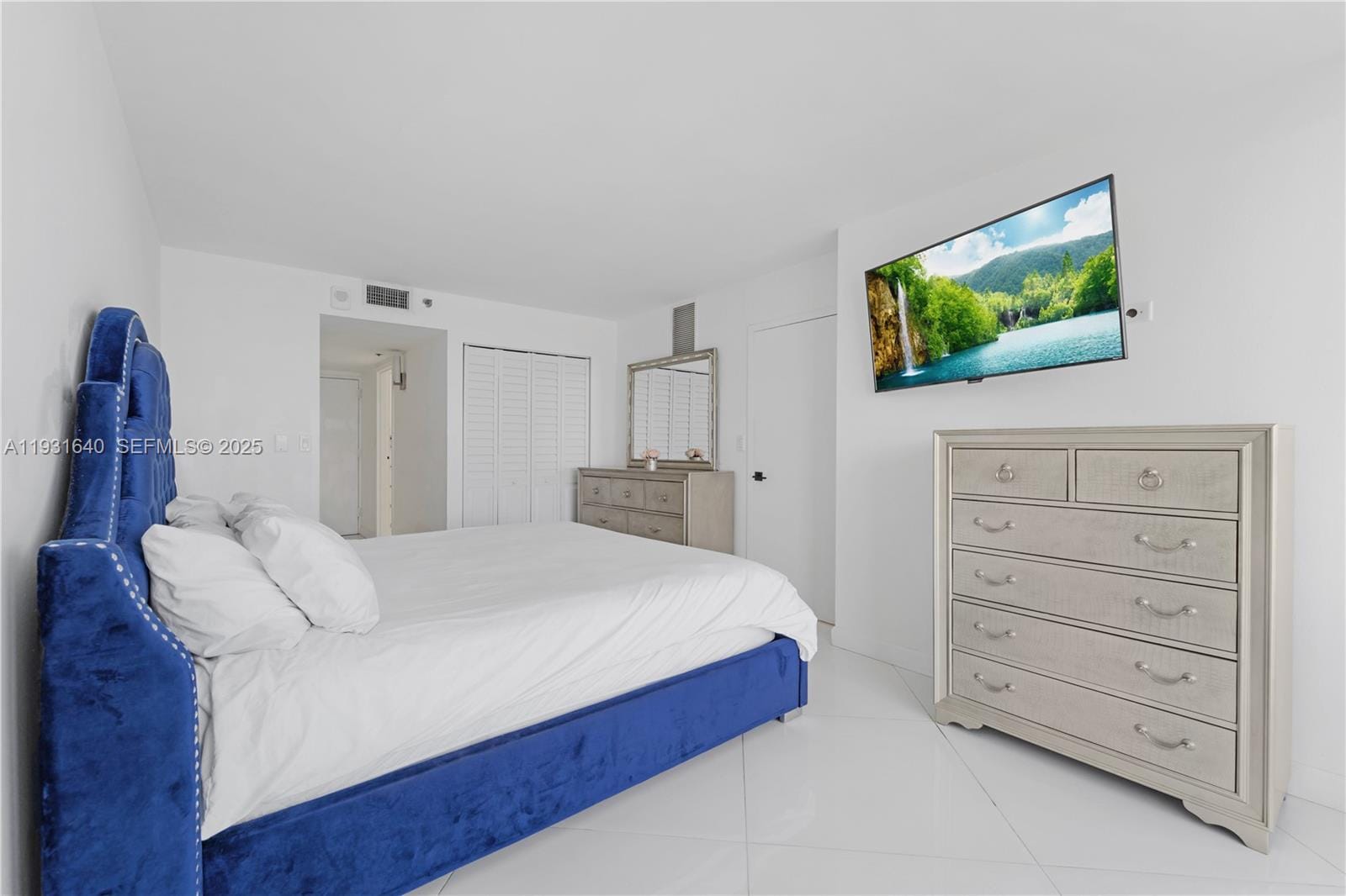 7601 E Treasure Drive 819 — photo 10