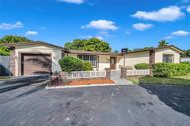 4751 NW 5th Court, Plantation, FL 33317