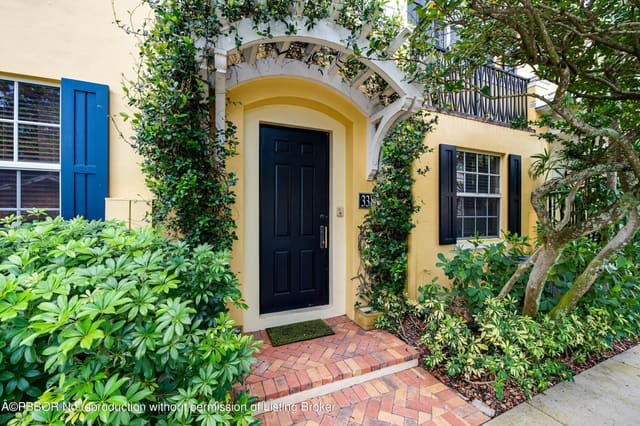 338 Tuxedo Lane, sold in Magnolia Court, West Palm Beach, FL
