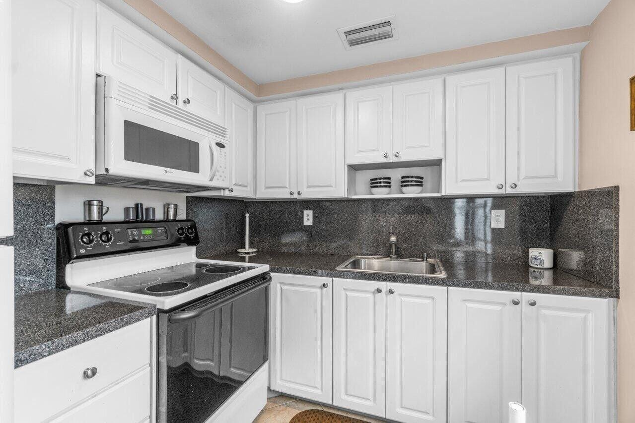 715 Normandy O — photo 9