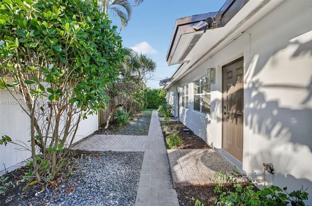 1015 NE 17th Court, Fort Lauderdale, FL 33305