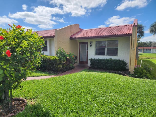 142 Lake Anne Drive, West Palm Beach, FL 33411