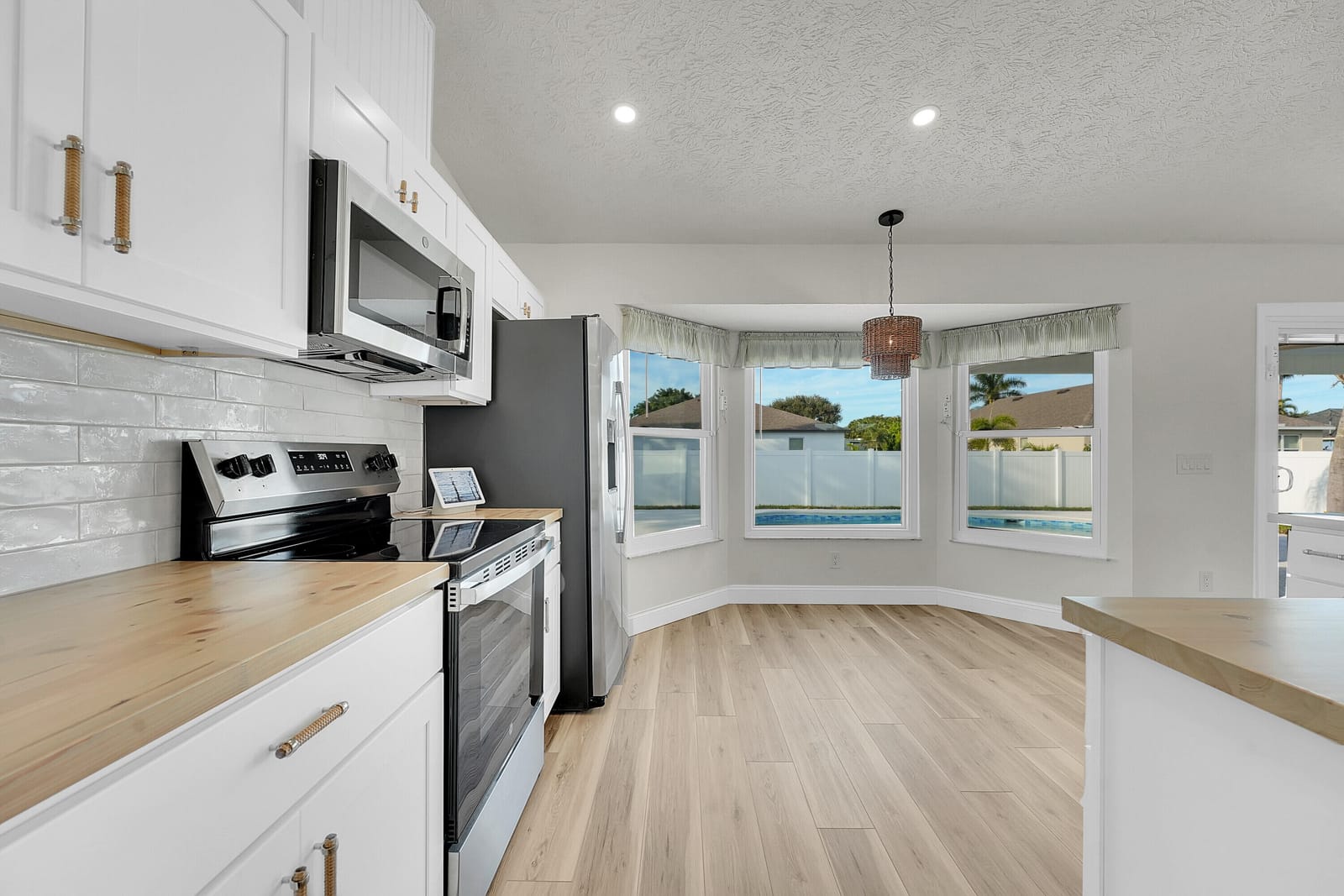273 SW Nativity Ter Terrace — photo 4