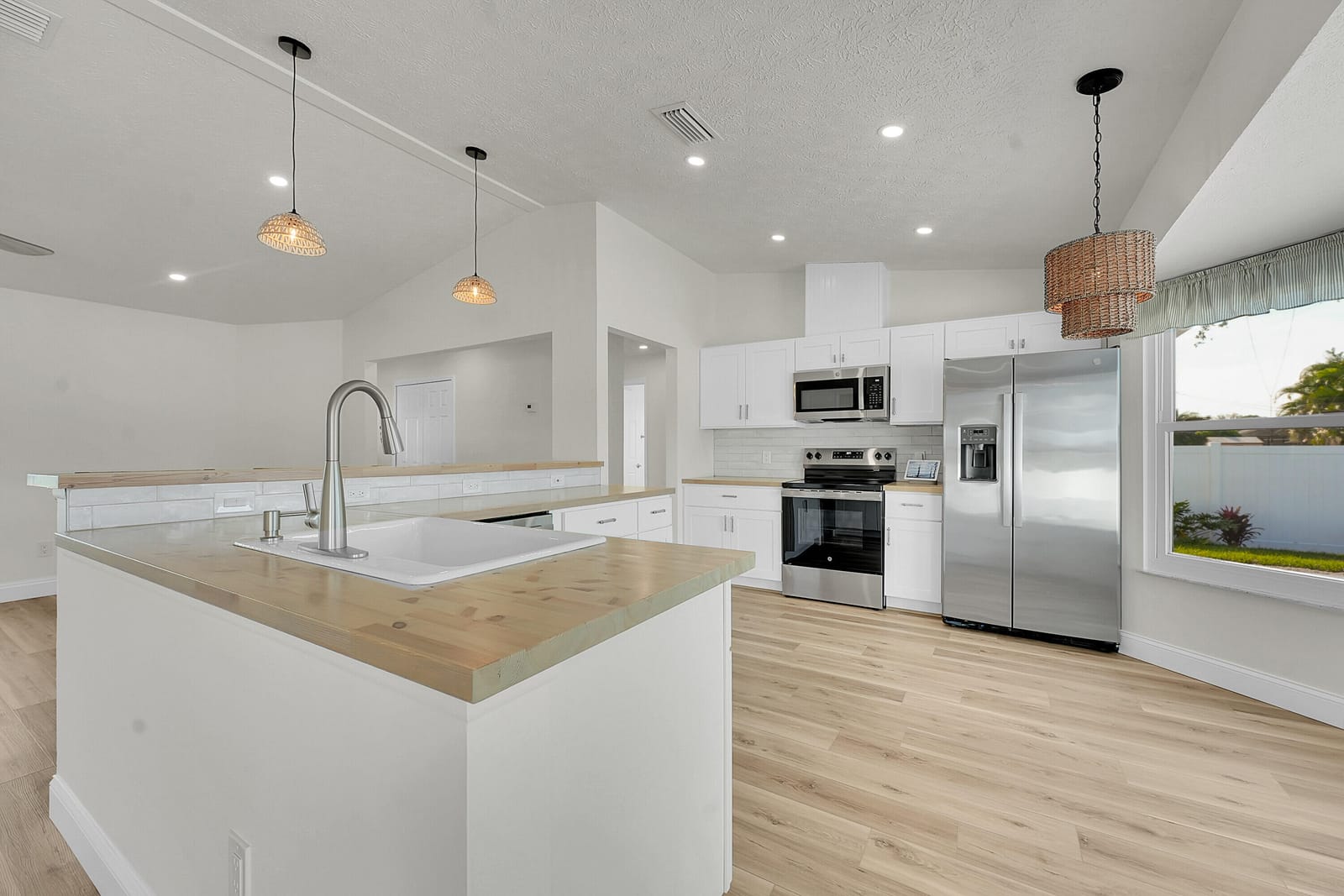 273 SW Nativity Ter Terrace — photo 5