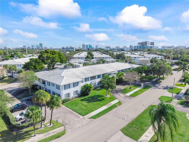 6750 NE 21st Road 124, Fort Lauderdale, FL 33308