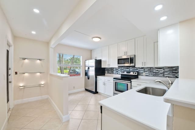 1090 Guildford E 1090, Guildford At Century Village, Boca Raton, FL