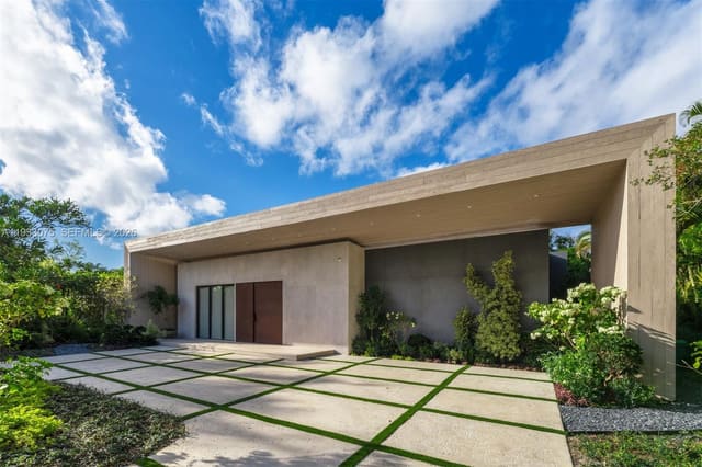 661 Melaleuca Lane, sold in Bay Point, Miami, FL