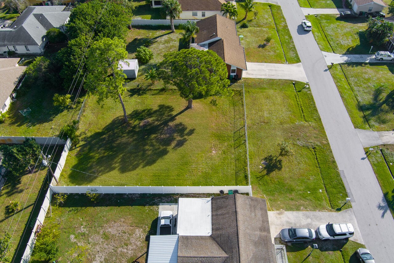 171 SE Dwight Avenue — photo 2
