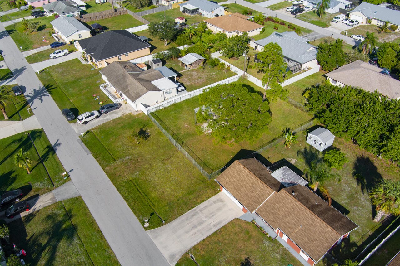171 SE Dwight Avenue — photo 3