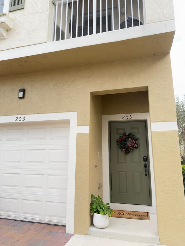 1560 SE Wilshire Place 203, sold in Lexington Lakes, Boynton Beach, FL