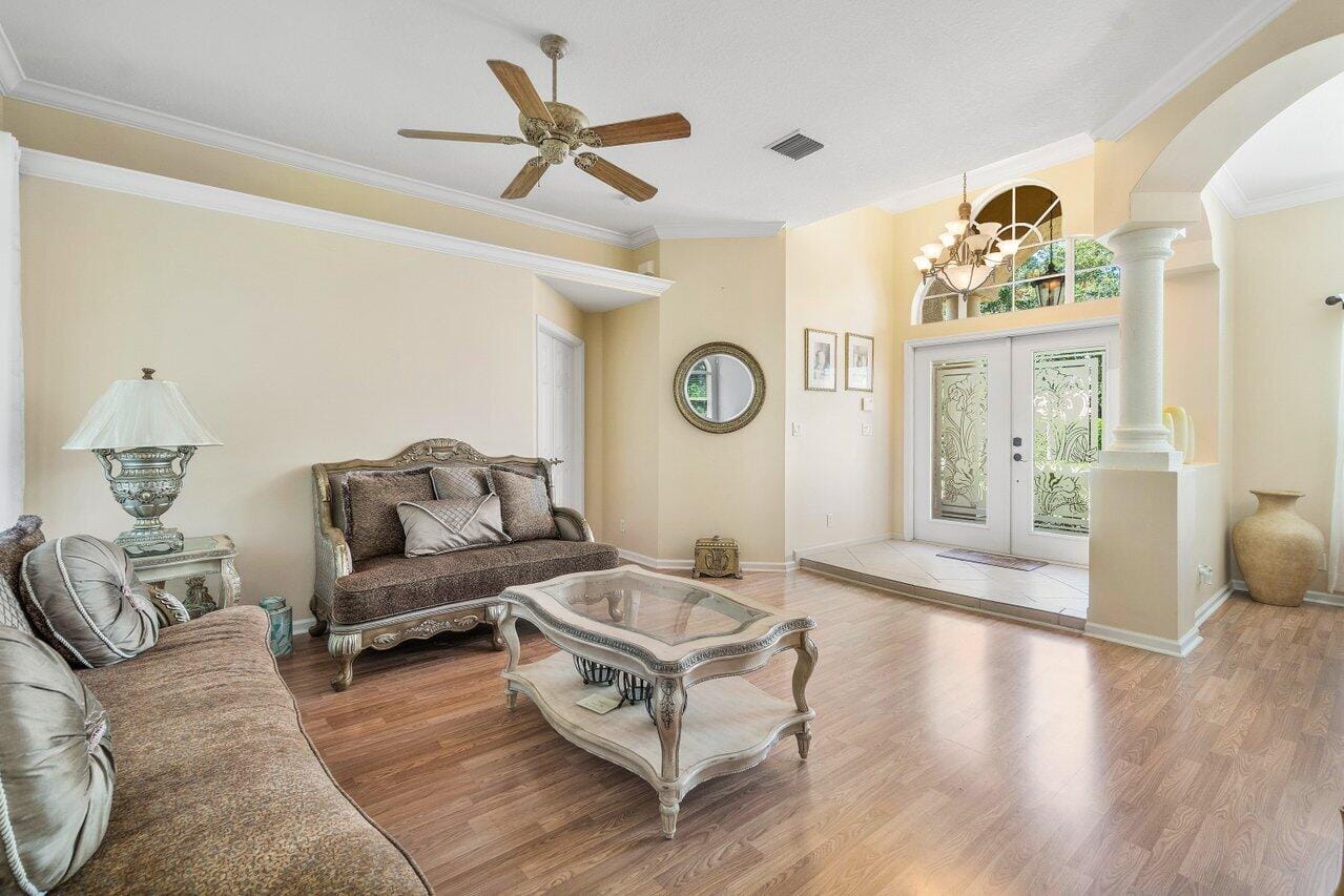 146 Fernwood Crescent — photo 5