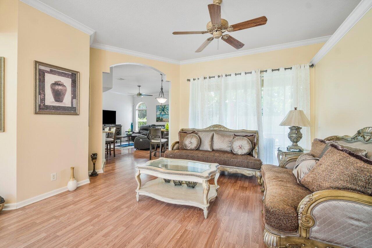 146 Fernwood Crescent — photo 6